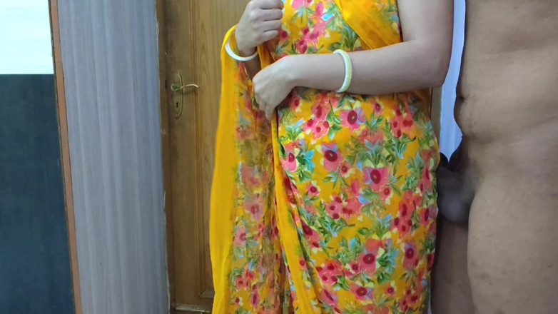 Hornycouple149: Saara profesora caliente se unió al primer día universitario y...