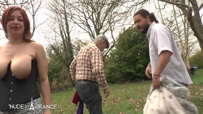 Nude in France: Güzel genç büyük memeli kızıl saçlı fahişe analiz ediliyor ve...