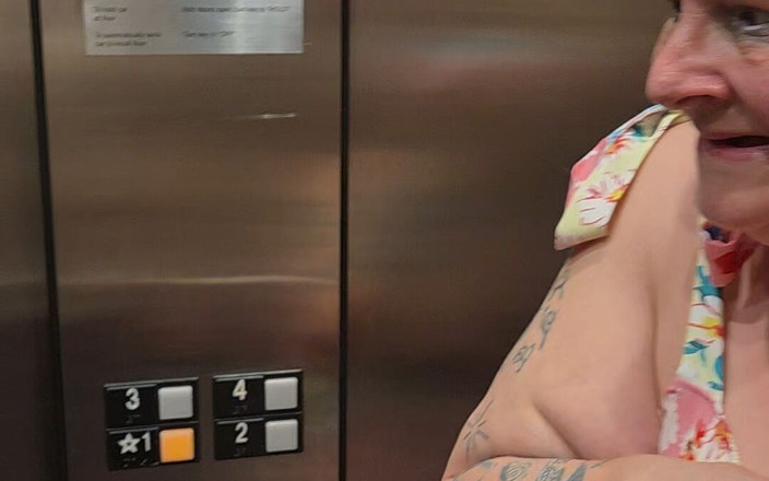 HerculesnVENUS: Frech beim aufzugfahren wird sie erwischt?