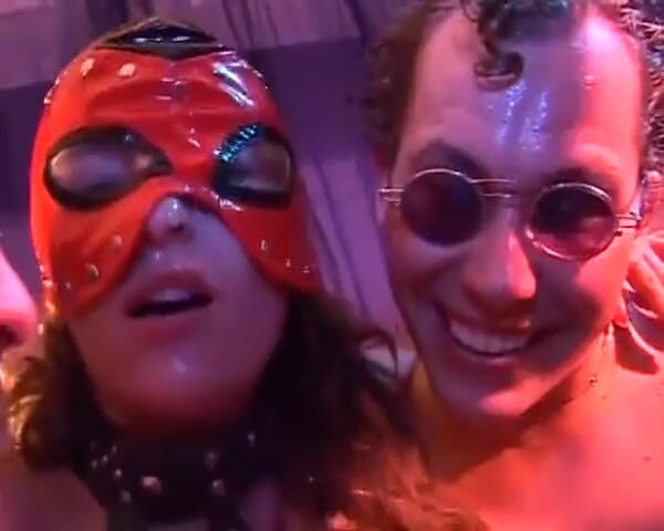 Enjoy German porn: ナイトクラブで輪姦された仮面のドイツ人痴女