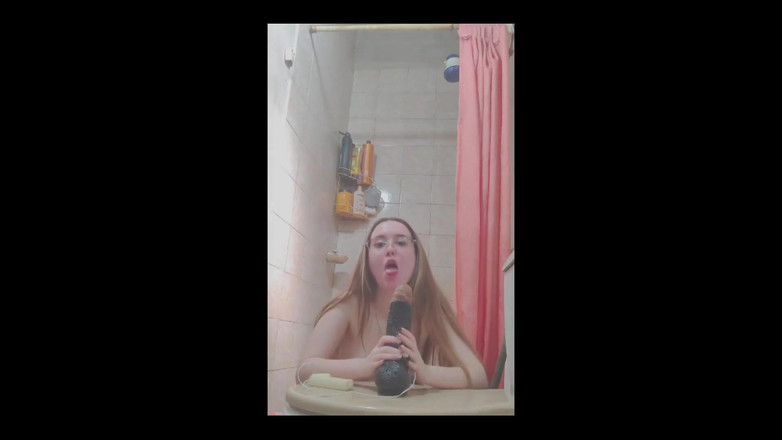 RavenHearth666VIP: Dương vật giả khổng lồ vs nhỏ nhắn đeo kính