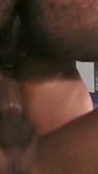 Une MILF blonde insatiable vide toutes les bites bien dures offertes
