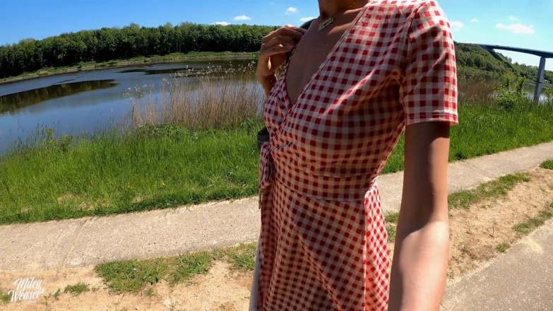 Miley Weasel: Une blonde excitée avec un plug dans le cul se...