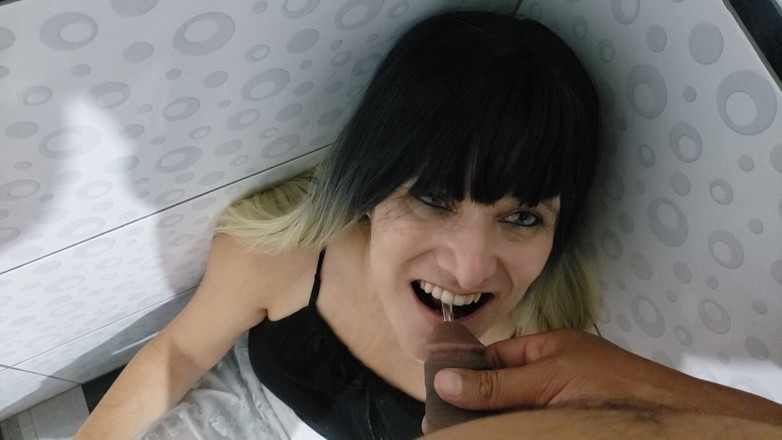 Agnes Swallow: Susamış kız çişimi içiyor