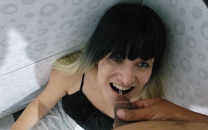 Agnes Swallow: La ragazza assetata beve la mia pipì