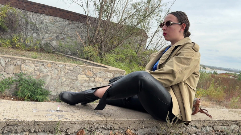 Hottie goddess: Hút thuốc nhổ quyến rũ