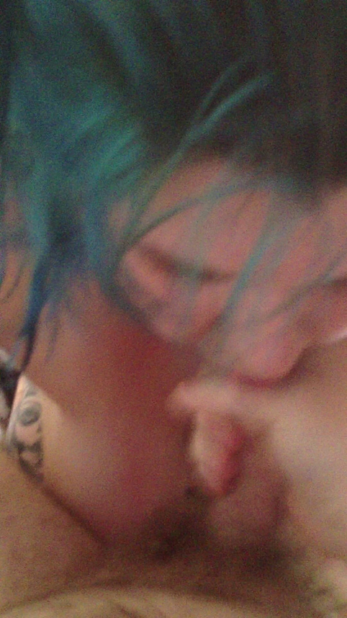 barefootongrass: Cewek rambut biru lagi asik nyepong kontol
