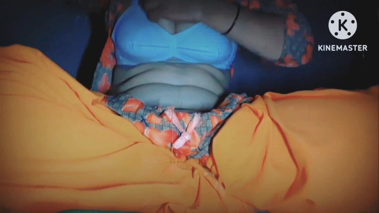 TricolorMusic3: Ela se masturbou sobre seu Salwar, despida para satisfazer sua...