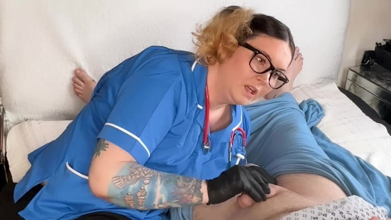 MissFFW: L'infermiera biricchina ffw non riesce a tenere via le mani...