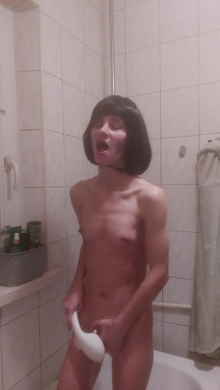 Wet Pussy Fuck: A Polish Teenager Masturbates in the Shower with Loud Orgasm