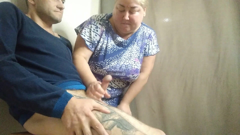 Zona901: The saleswoman helps to masturbate in the fitting room