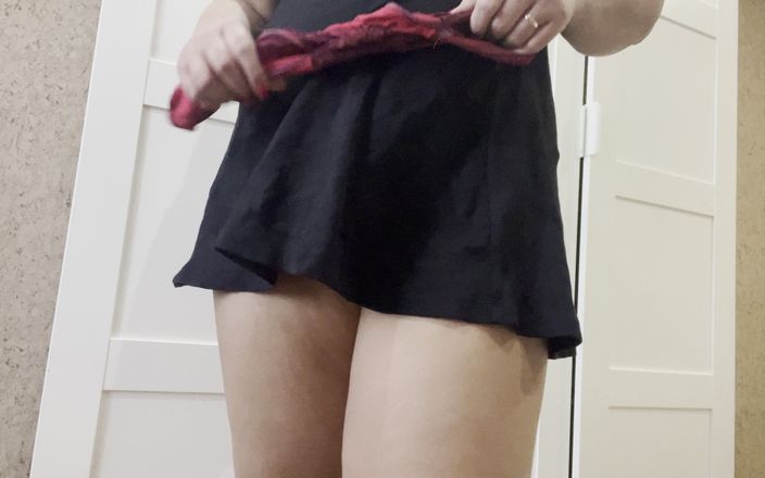 Lux Eva: 熟女脱下红色内裤，轻轻抚摸她的阴户
