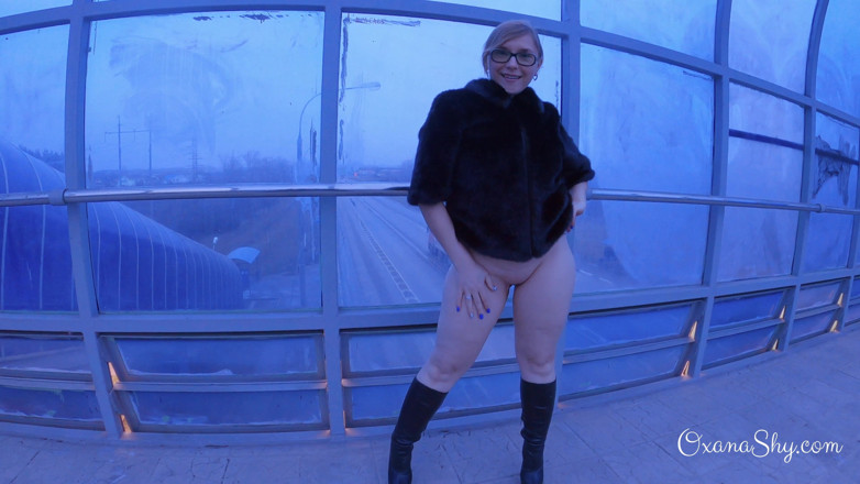 MILF Oxana: Butt plugged slut in an overpass