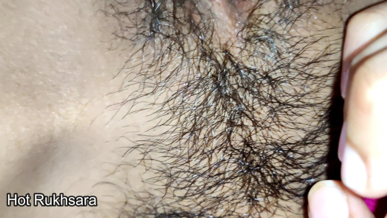 hot_rukhsara: 친구 힌디어로 통제되지 않는 느낌을 공유하는 핫한 아줌마