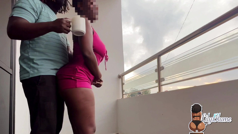 Afrocummy: 발코니에서 섹스하는 모습을 지켜보는 친구들과 파티