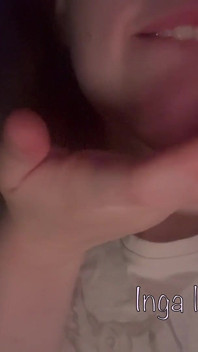 La ragazza teen si masturba in pigiama prima di andare a letto