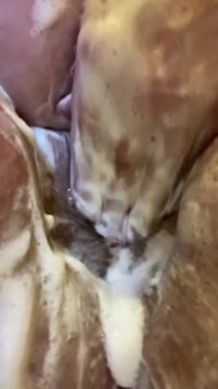 Bbwbootyful se koupe a mydlí mi kundičku s tlustými vlasy