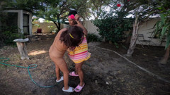 Twisted Nymphs: Twisted nymphs - Rosie und Pams sexy pool-party - teil 1