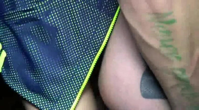 Gaybareback: Ragazzo tatuato scopato senza preservativo da Mauriccio Wilde