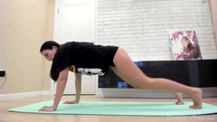 Princess Monica: Piernas desnudas, pantalones cortos ajustados: mi rutina de yoga