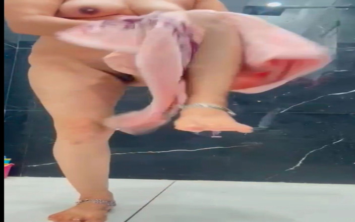 JoyousYogesh1995: Koupání Desi manželky v hotelové koupelně Mms únik!