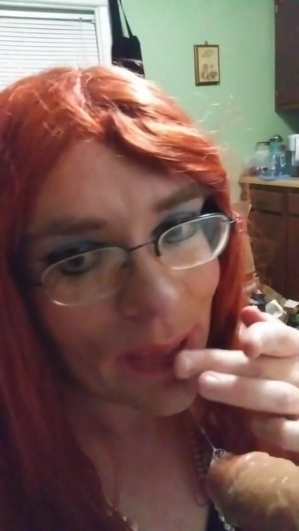 Vanessa Eleanora: Vanessa, travesti rousse, s'enfile un gode en gorge profonde