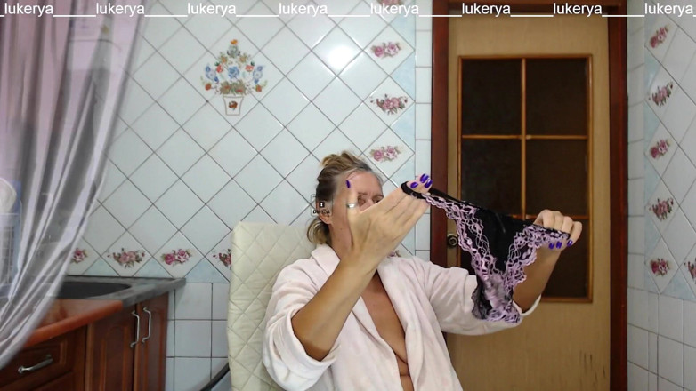 Lukerya: La anfitriona caliente Lukerya en la cocina en un vestidor