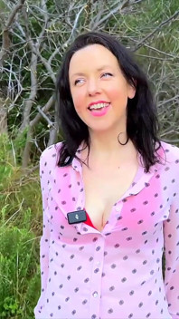 Malá prsa MILF s krásnýma očima, Lily je skutečná zlobivá žena!