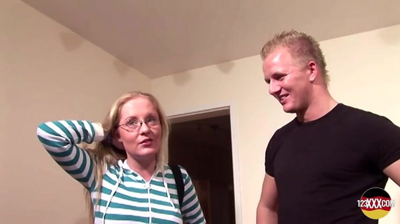 123XXX - 100% Amateurs: Si blonde ini suka melantun pada zakar keras