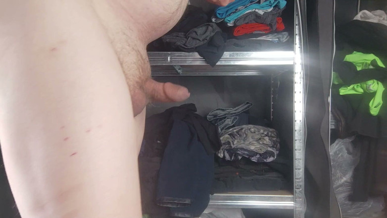 AdultGameplays: Je me branle avec un bouchon dans le cul