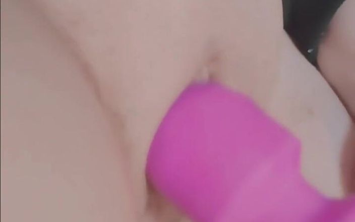 Hana Lily: Masturbation avec une baguette de massage, chatte en gros plan