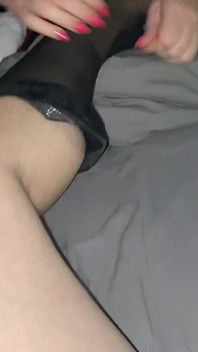 Heiße MILF fickt Sissy-crossdress mit Dildo in Halterlosen strümpfen und High Heels