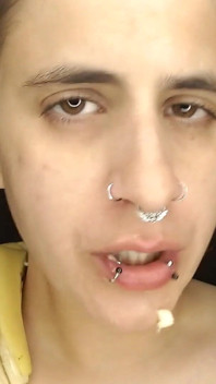 Frech fetisch-banane essen, piercings mit großen lippen