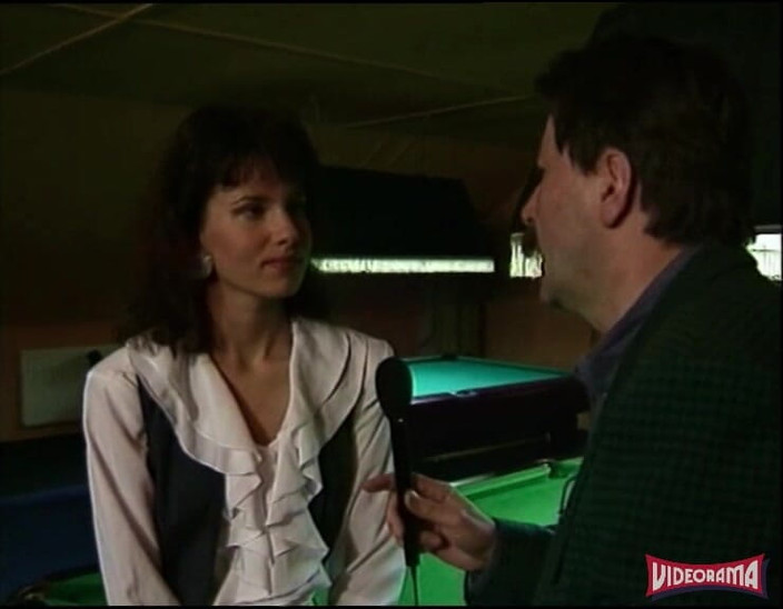 Videorama: 夢見る体を持つ可憐なティーンガールは、最初のポルノ(広告)を行います