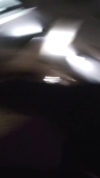 La sissy puttana di strada è femminizzata per un video porco all'aperto