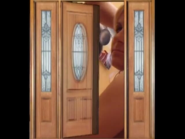 Cumming Soon: Si comel blonde Pie dikongkek keras di sofa oleh jurujual