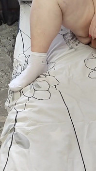 Cewek semok ini lagi asik masturbasi memek tebalnya
