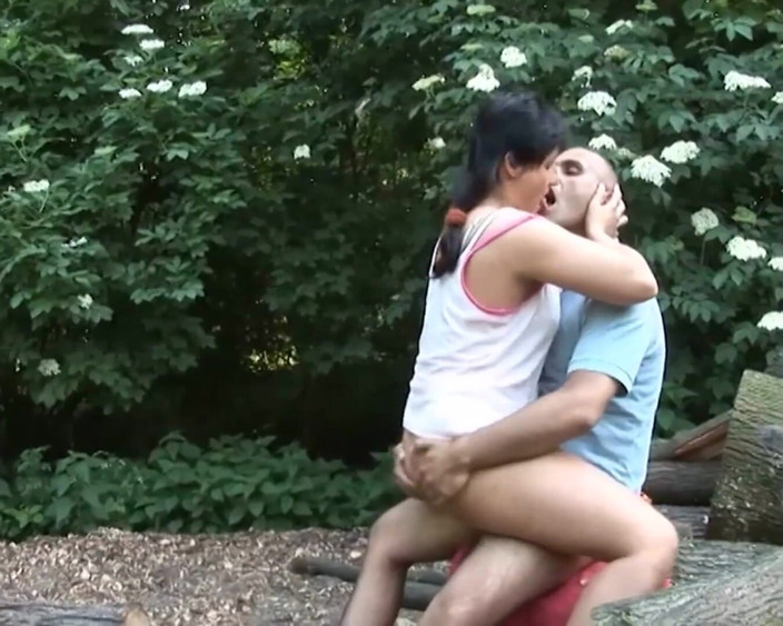 Mature Climax - 100% Mature Videos: Peituda madura cavalgando pau ao ar livre e recebe porra...
