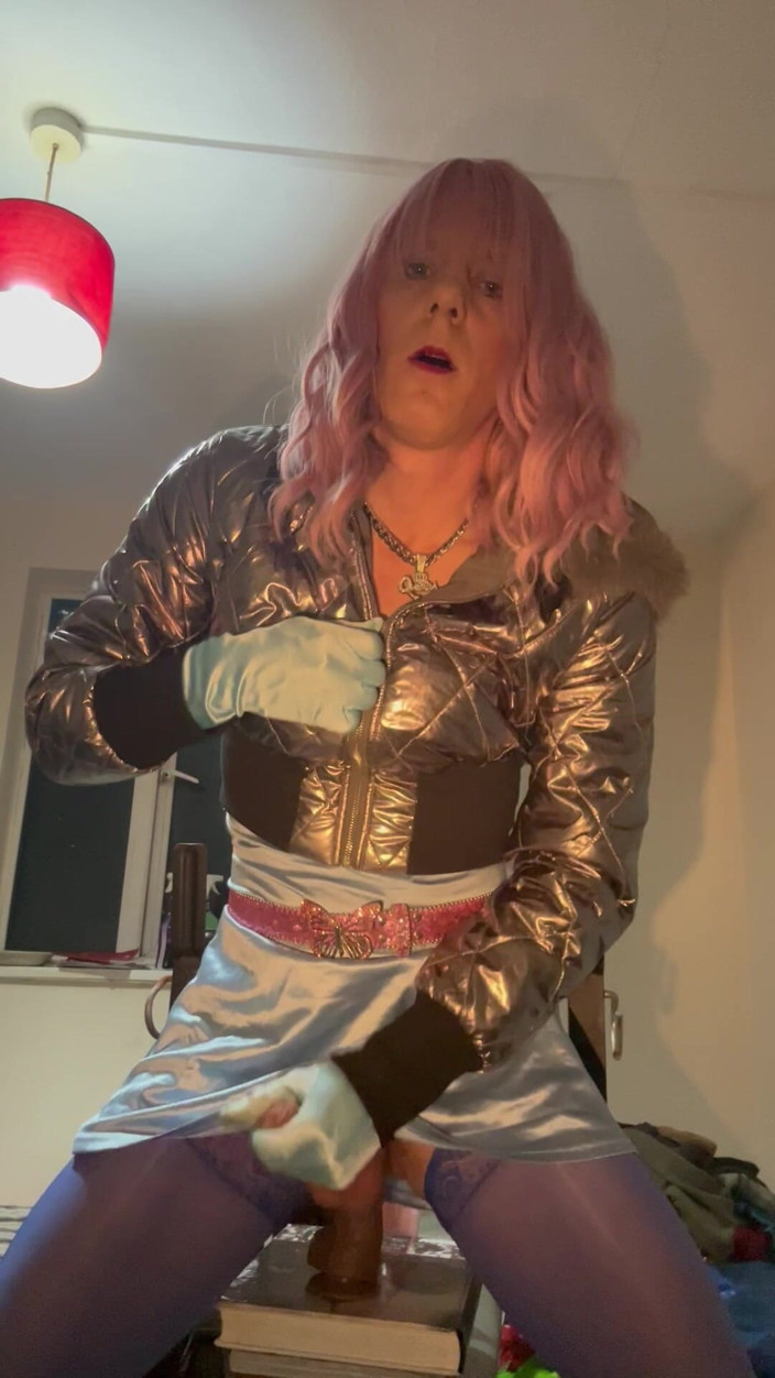 Jessica silk: Jess Silk lagi asik ngentot dildo favoritnya