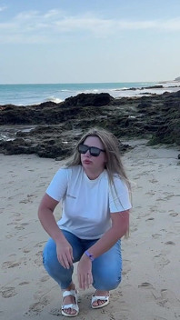 Kencing di celana jins ketat di pantai