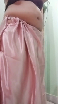 インドのゲイの女装者Gaurisissyは、主婦のように見えるピンクのサリーを見て、彼女の大きなおっぱいを押して遊んでいます