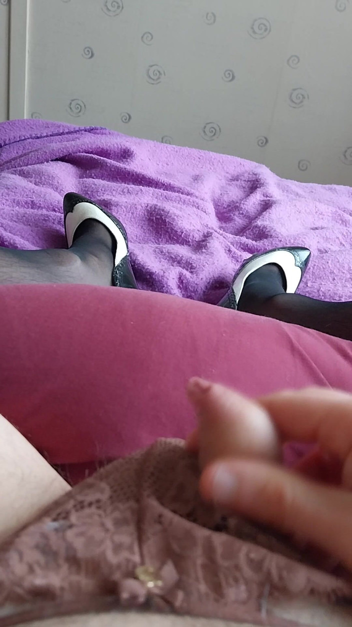 Cindy Belfast: Sissygasm con un piccolo clitoride con la bacchetta magica