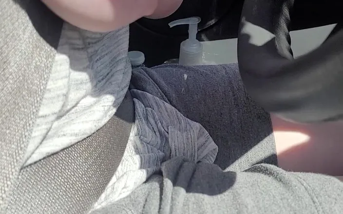 On cloud sixty nine: 車を運転する垂れ下がった乳首の妻