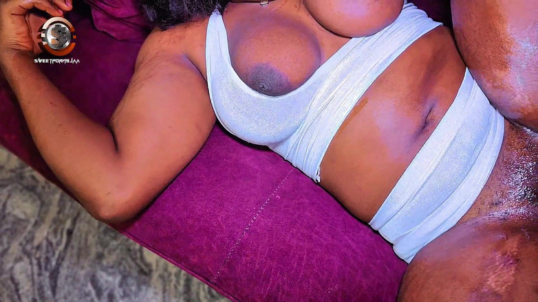 Tusweet9ja: 教授享受一个大圆胸部的甜美模特