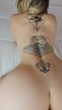 Mi hermanastra que la encuentro desnuda en la habitacion içine boşalıyor