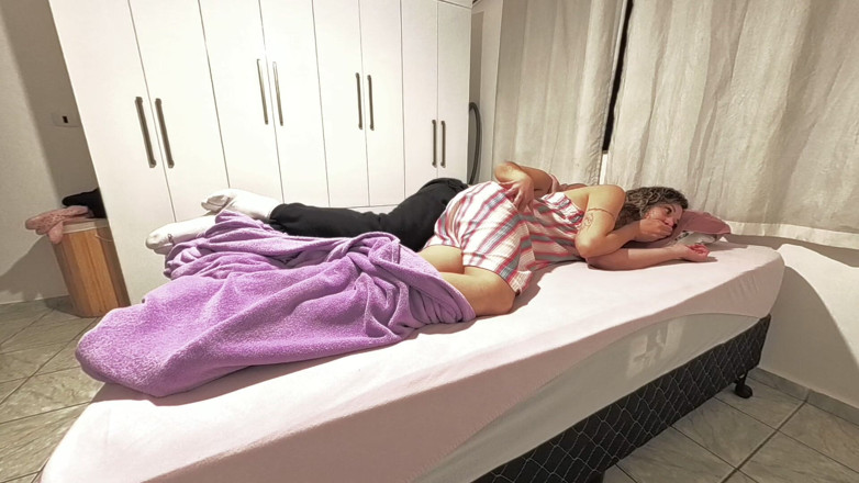 Victor SweetCoupleStories: Meu padrasto me visita à noite para gozar na minha buceta