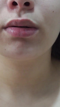 내 이복 누이는 그녀의 코에 목을 넣고 그녀의 보지로 자위한 다음 그녀의 귀에 면도 넣습니다