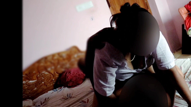 Black & white desicat: Soție indiancă sexy Sreejaa în bluză albă călărind o pulă