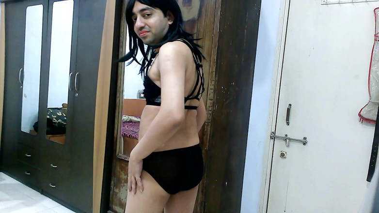 Cute & Nude Crossdresser: Crossdresser banci seksi femboy Sweet Lollipop dalam pakaian dalam hitam...