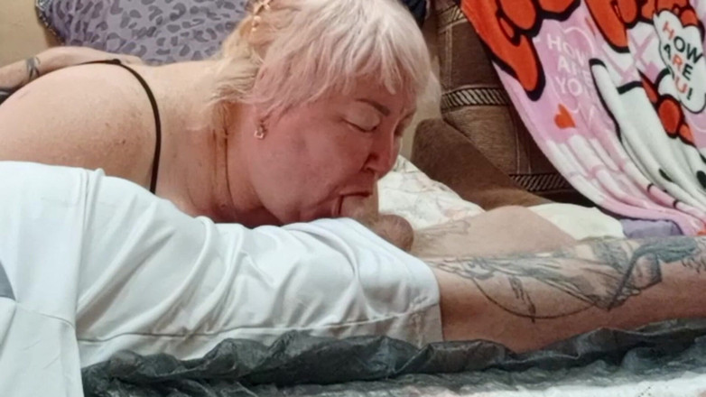 Zona901: Pacar mengobel dan memberikan blowjob dengan air mani di mulutnya